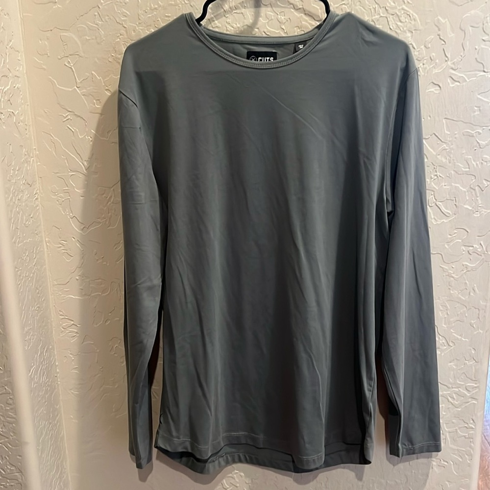 Cuts Crew Curve Hem Long Sleeve tee. Like new.  Large. Pine color